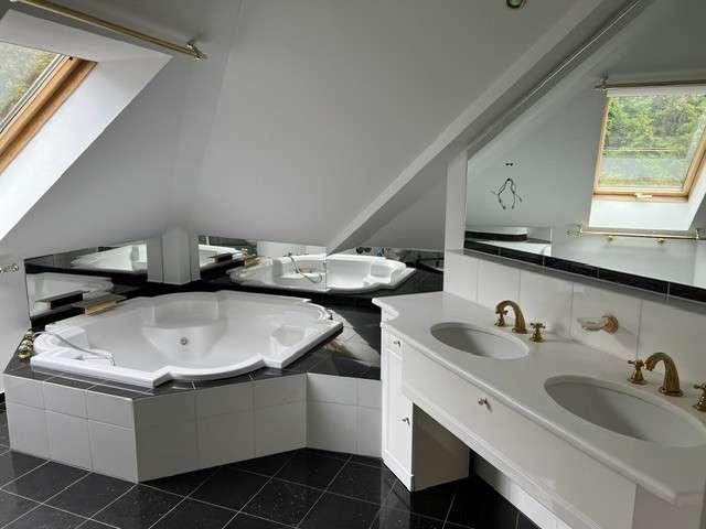 Urbanes Penthouse Living mit Galerie, Dachterrasse und Wald blick in Hamburg Volksdorf