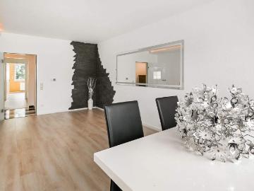 Urbanes Wohnen in Bestlage: Renovierte Eigentumswohnung mit Balkon und Stellplätzen!