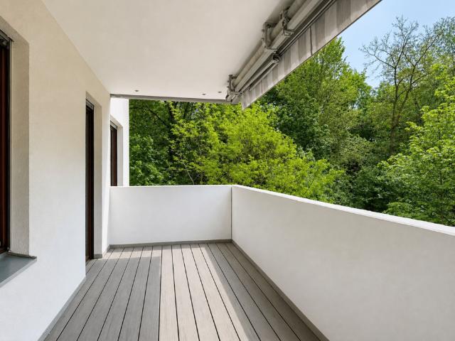 Urbanes Wohnen mit Blick ins Grüne: Helle 3 bis 5 Zi. Whg. mit Süd West Balkon und 2 Garagen