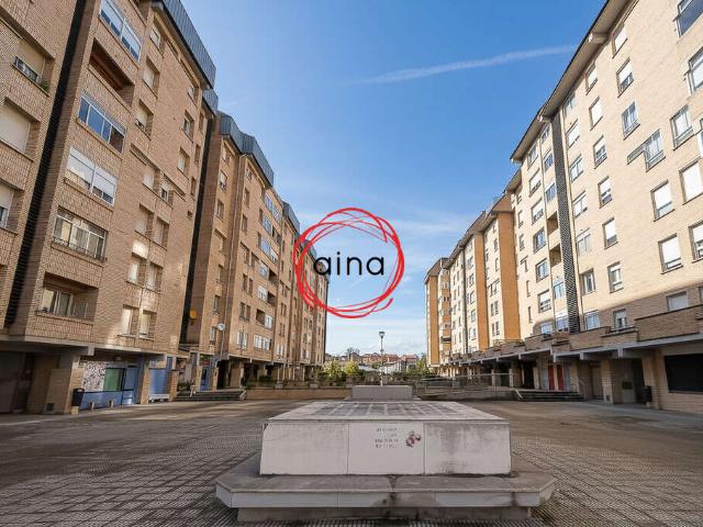 URBANIZACIÓN ZIZUR: PRIMERA PLAZA DE SANTA CRUZ: Piso esquina reformado completamente de 3 dormitorios, 1 baño y plaza de garaje incluida