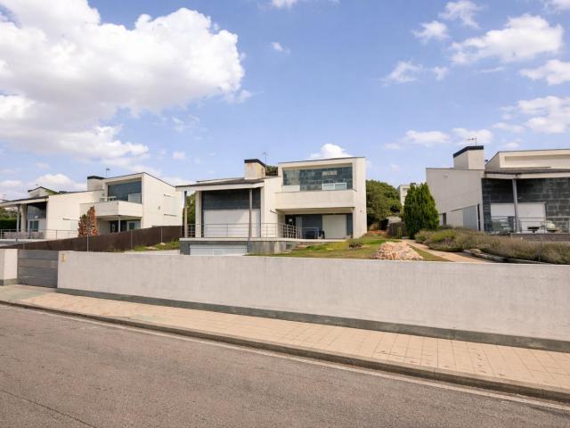 Urbis te ofrece un chalet en venta en Urbanización Santa Bárbara, Carrascal de Barregas, Salamanca
