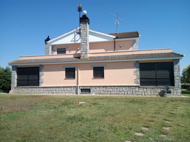 Urbis te ofrece un chalet independiente en venta en Castellanos de Villiquera, Salamanca