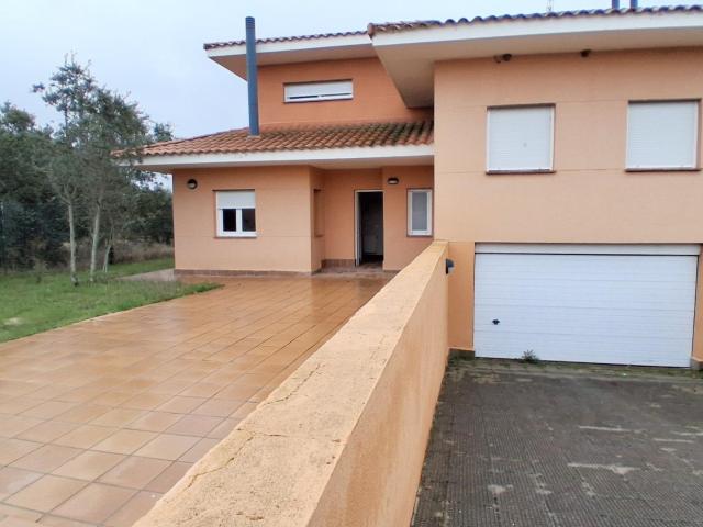 Urbis te ofrece un chalet pareado en venta en Urb. Oasis Golf, Carrascal de Barregas, Salamanca