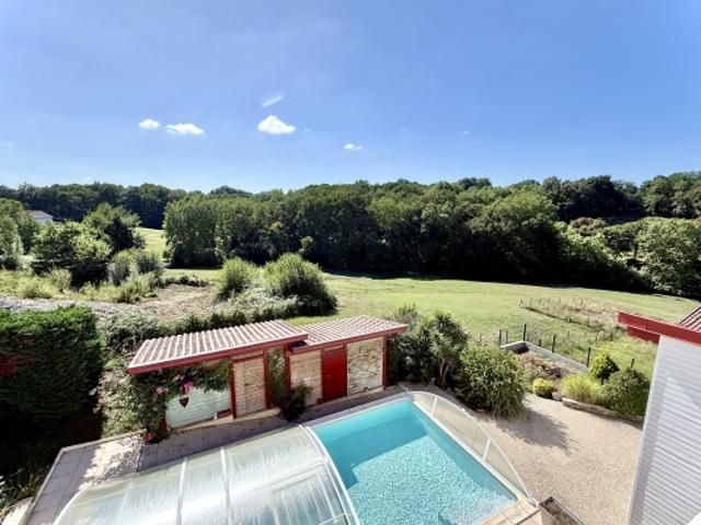 URCUIT MAISON COSSUE AVEC BEAU JARDIN ET PISCINE ET SPA