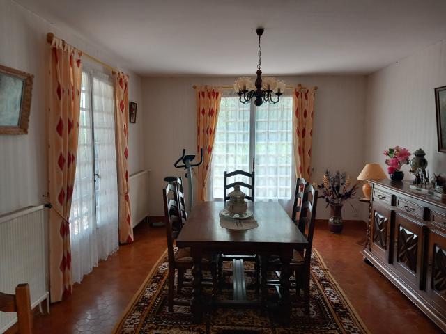 Maison avec terrasse couverte et 3 garages sur 3653m2 de terrain à Urcuit