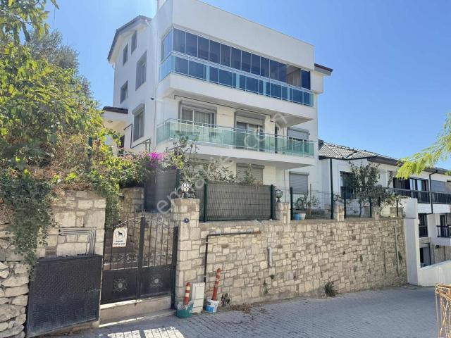Urla Merkezde Full Eşyalı 3+1 Kiralık Daire