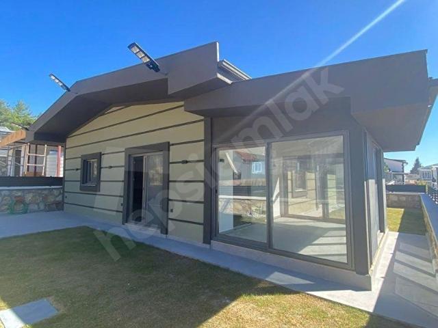 Urla Ovacık'ta 300 m2 içinde tek katlı oturuma hazır.