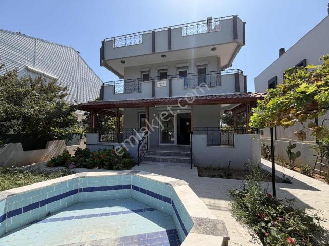 Urla Atatürk Mahallesi'nde Kiralık Tam Müstakil Villa