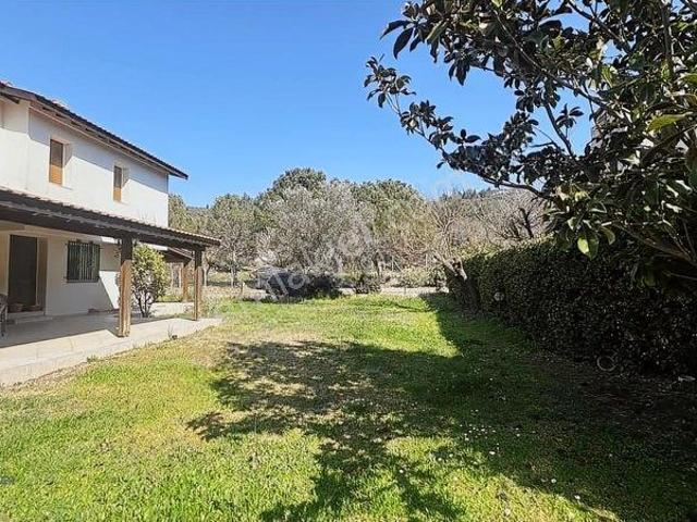 Urla Altınköy Çiftlikevlerinde Geniş Bahçeli 3+1 Kiralık Villa