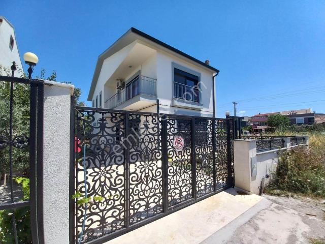 Urla Çamlıçay'da Sıfır, Geniş 4+1 Kiralık Villa
