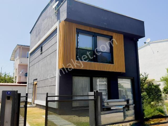 Urla Çamlıçay'da Satılık Modern Tasarımlı Villa