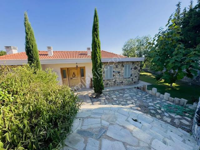 Urla Bademler De Yıllık Kiralık Müstakil Villa