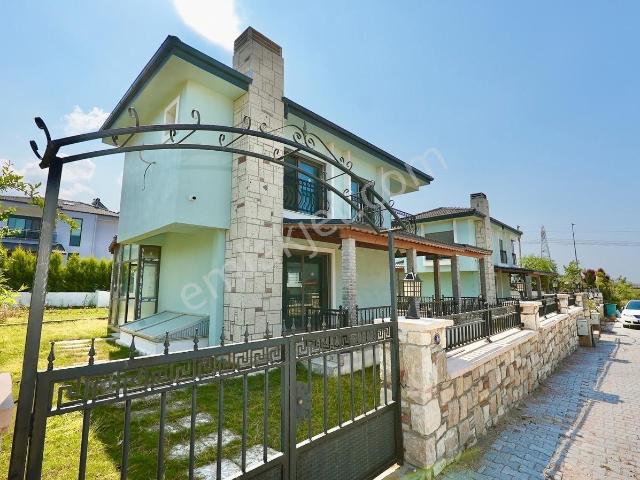Urla Bademler Hekimköy Sitesinde 4+1 Tripleks Villa
