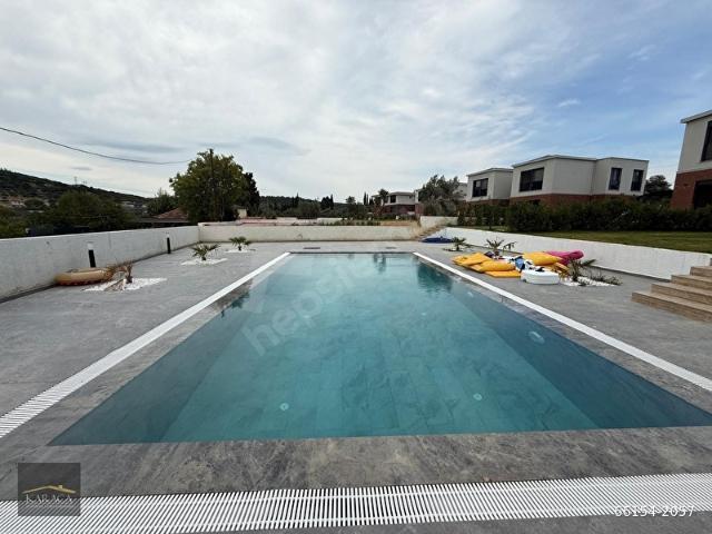 Urla Bademler'de Havuzlu, 4+1 Lüks Satılık Villa İLAN NO: 2057