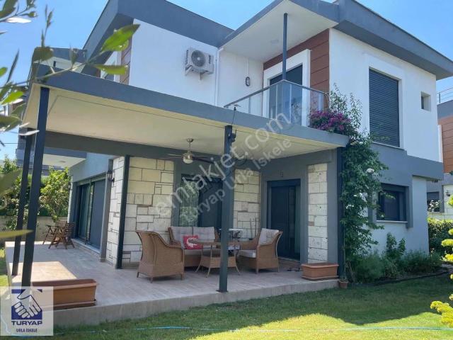 Urla Denizli Mahallesinde Havuz Başı, Full Eşyalı 3+1