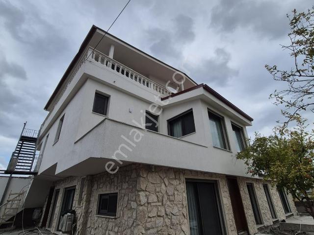 Urla Gülbahçe'de Eşyalı 1+1 Kiralık Daire