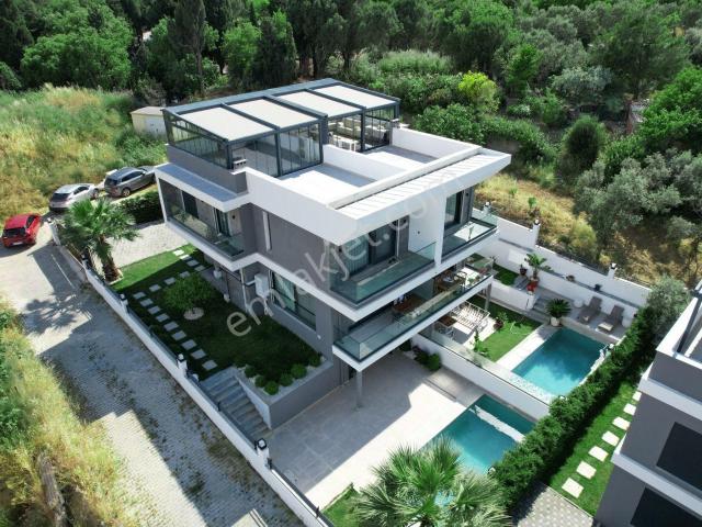 Urla İskele De 4+2 Site De Deniz Manzaralı Lüks Satılık Villa