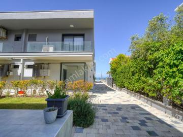 Urla İskele'de Denize Sıfır Eşyalı Lüks Villa