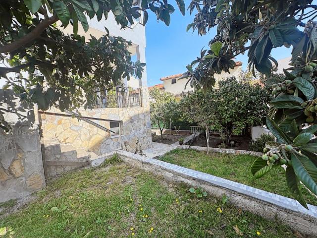 Urla İskelede Özel Bahçeli Ve Geniş Balkonu Olan Kiralık 2+1