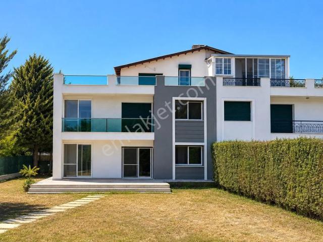 Urla Şirinkent Mah Doktorlar Sitesi Geniş Bahçeli Kiralık Villa