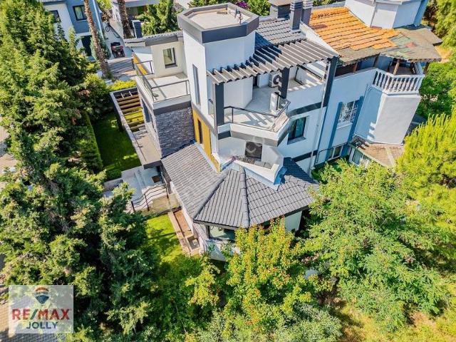 Urla Şirinkent Mahallesinde Müstakil Full Eşyalı Kiralık Villa