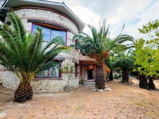 Urla Şirinkent Te 2.000 M² Bahçe İçerisinde Rustik 5+1 Villa