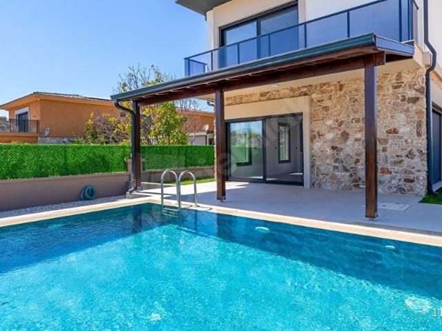 Urla Kuşçular'da Giriş Katta Odası Olan Satılık 4+1 Villa