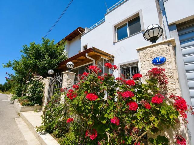 Urla Kalabak'ta  Deniz Manzaralı, Otoparklı, 4+1 Kiralık Villa