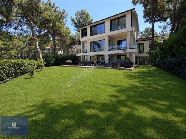 Urla Kalabak Çamlıbel Sitesinde Özel Tasarlanmış Satılık Villa