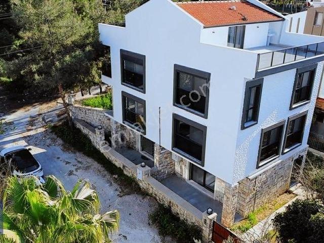 Urla Kalabak Da Satılık 4+1 Satılık Villa