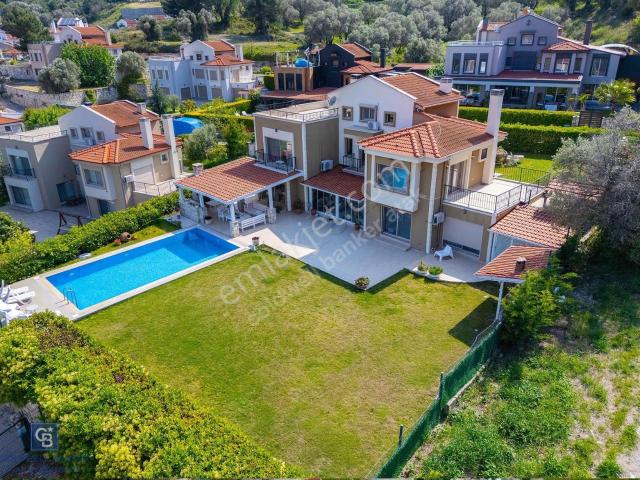 Urla Kekliktepe Arkadya Sitesinde 5+1 Havuzlu Villa