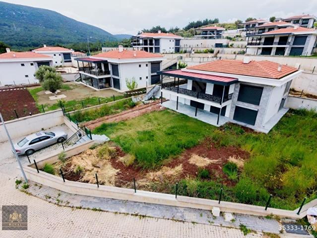 Urla Kekliktepe Bölgesinde Doktorlar Sitesinde Satılık Villa