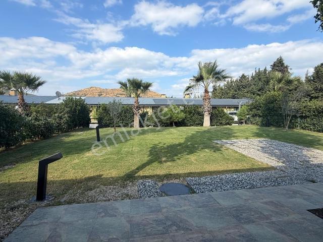 Urla Rüstem Mahallesinde Yatay Mimari Geniş Bahçeli Villa