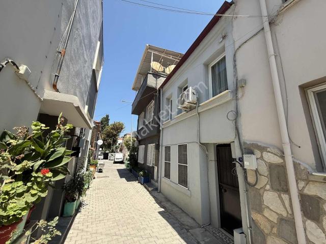 Urla Sanat Sokağına Komşu Kiralık İki Katlı Müstakil Bina