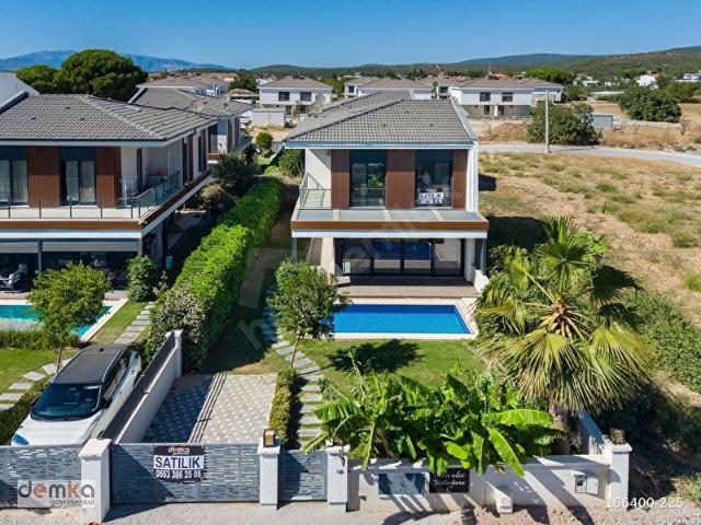 Urla Torasan'da Sahile 200 metre, Satılık Havuzlu Müstakil Villa