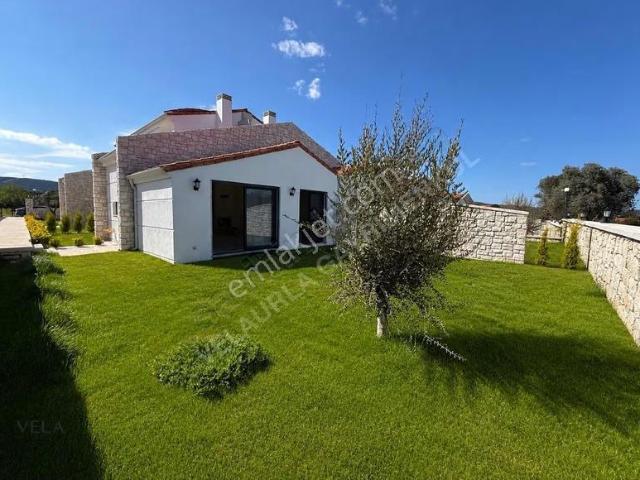 Urla Uzunkuyu'da Kiralık 2+1 Bahçeli Sıfır Lüks Villa