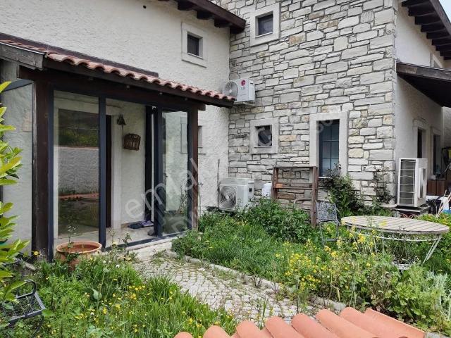 Urla Yağcılar Da Site İçinde Bahçeli 1+1 Kiralık Taş Loft Villa