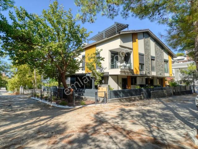 Urla, Çam Ağaçları İçinde Özel Tasarım 3+1 Villa
