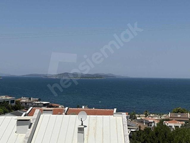 Urla Zeytinalanı'da Deniz Manzaralı 5+2 Kiralık Villa