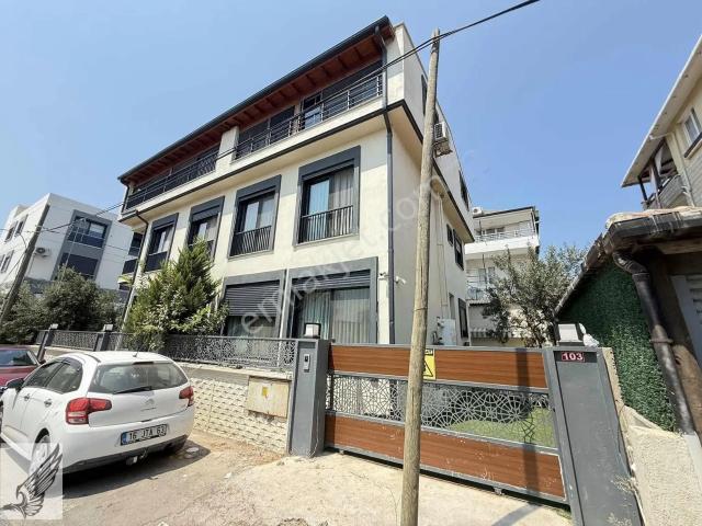 Urla Zeytinalanı'nda Müstakil Bahçeli Satılık 5+2 Villa