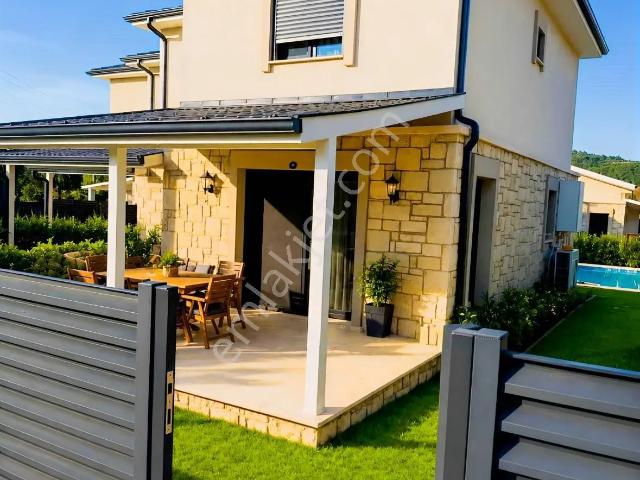 Urla Zeytinler'de Havuzlu Site İçerisinde Kiralık Lüks 2+1