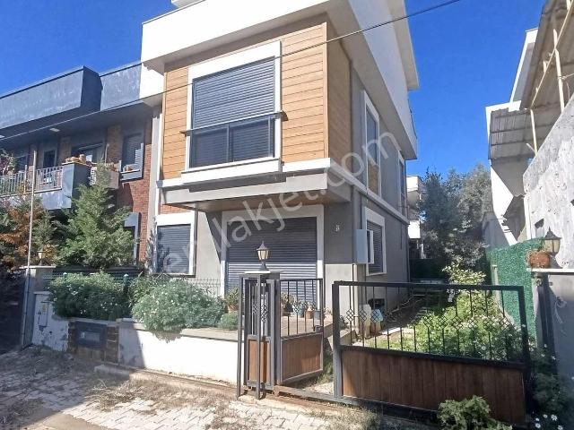 Urla'da Çamlıcay Mevki 180 M2 Brüt Teraslı Bahçeli Villa