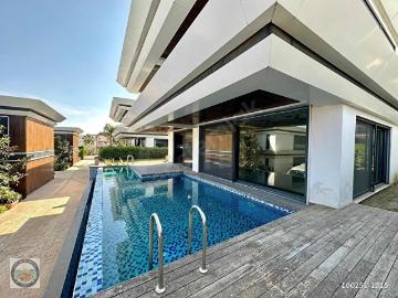 Urlanın Kalbinde, Denize Sıfır Bir Yaşam Ultra Lüks Villa