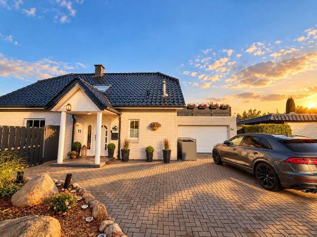 Urlaub zu Hause!  Freistehendes Traumhaus mit 6 Meter Pool, Garten & Dachterrasse zur Miete!