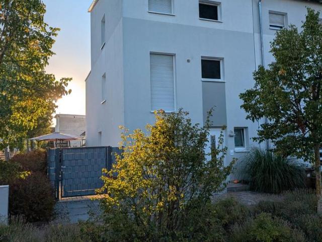 Urlaub zu Hause: Modernes Reiheneckhaus mit Dachterrasse und Pool