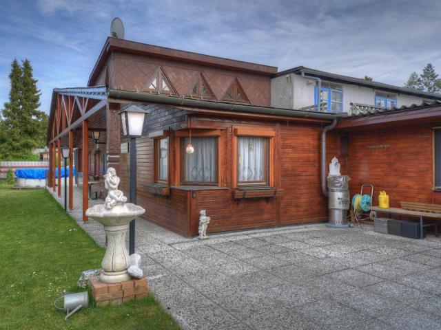 Urlaub zu Hause Nur ca. 100 Meter vom Neufelder See entfernt – charmantes Haus auf Pachtgrund + Pool, Sauna & Gästezimmer