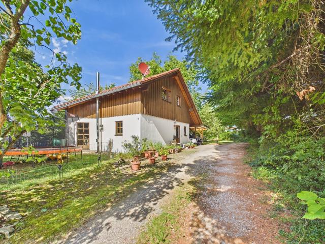 Urlaubsfeeling zuhause. Charmantes EFH mit viel Platz: Balkon Carport Keller Garten & Sonnenterrasse