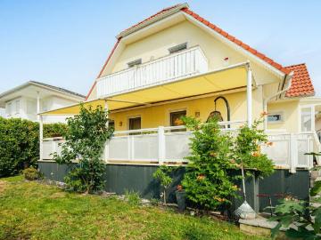 Urlaubsfeeling inklusive! Modernes Einfamilienhaus mit Balkon, Terrasse und Garten in Gated Community mit idyllischem Badesee