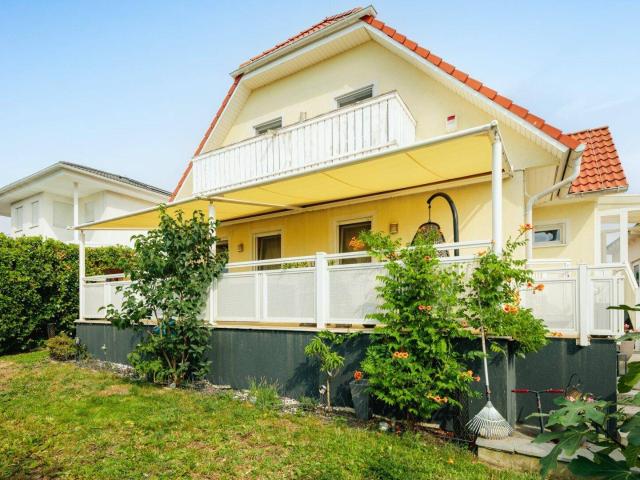 Urlaubsfeeling inklusive! Modernes Einfamilienhaus mit Balkon, Terrasse und Garten in Gated Community mit idyllischem Badesee
