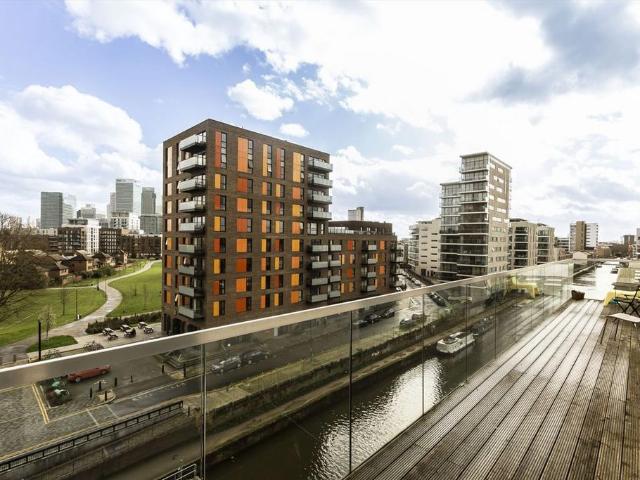 Ursula Gould Way, London E14 2 bed flat to rent £2,500 pcm £577 pw